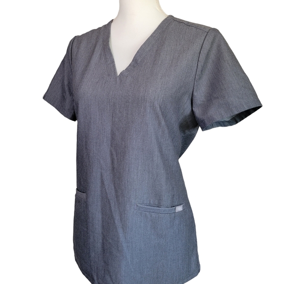 Figs Casma Three Pocket Scrub Top in Graphite - Picture 4 of 6